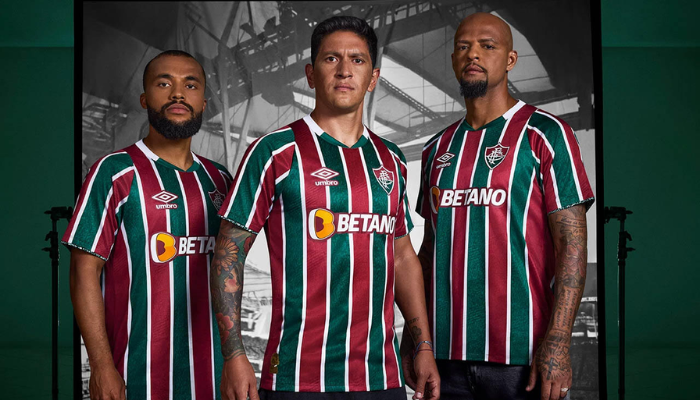 Camisa titular Fluminense Umbro 2024/25 tricolor com listras grená, verde e branco.
